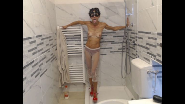 ALICE SEXY SHOWER IN HIGH HEELS AND PANTYHOSE