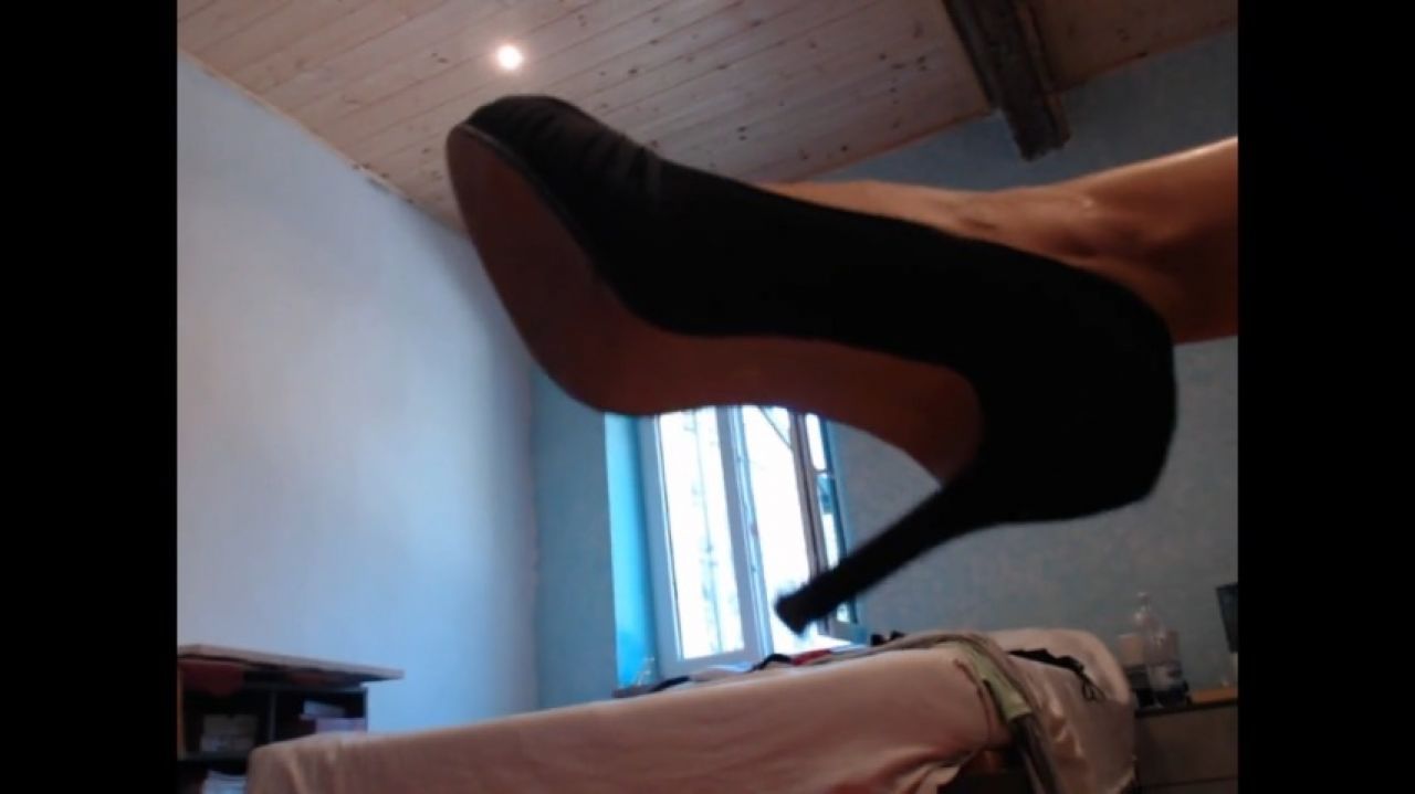 ELEGANT QUEEN IN FOOTJOB