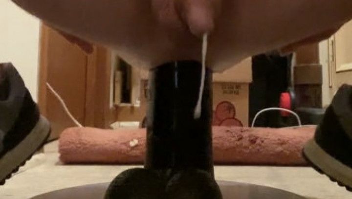 EastTNguy22 cumming with Titan dildo