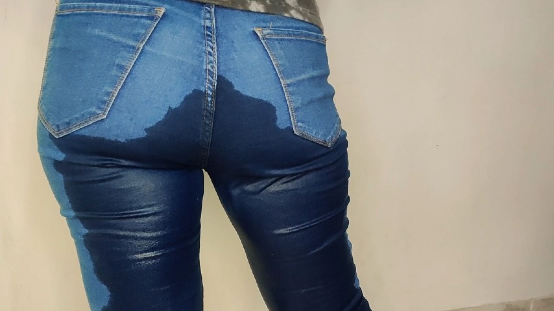 Super wet blue jeans! Lots of pee