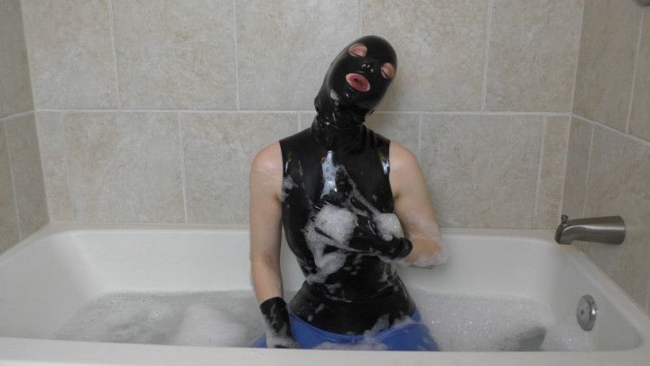 Bathing fun with Lilou in latex