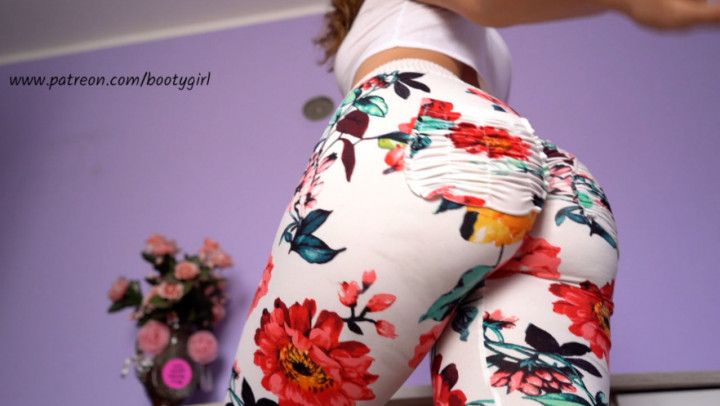 Twerking in White Floral Print Leggings