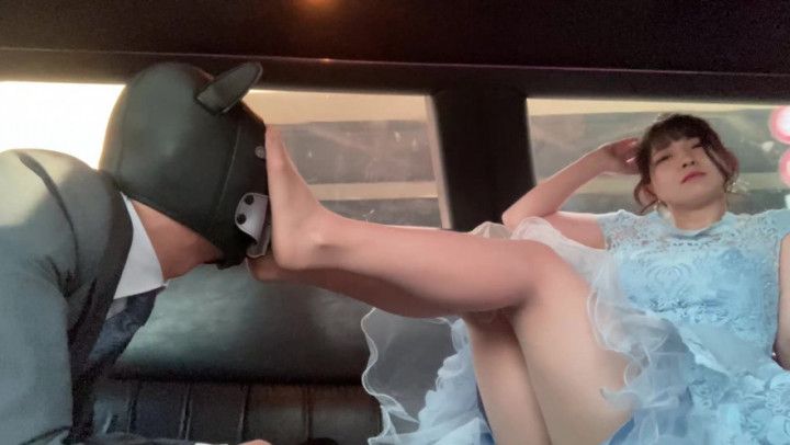 mako and Rina Rina limousine to be mako's footstool