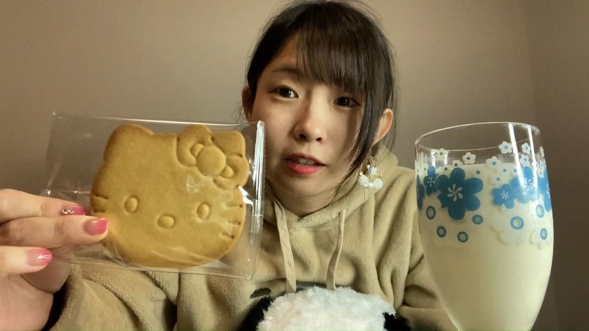 Video of Mako eating cookies