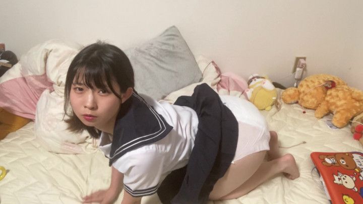 mako High school girl farting and urinating in diaper