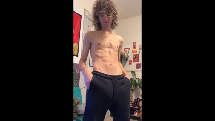 muscular twink strips and uses big dildo