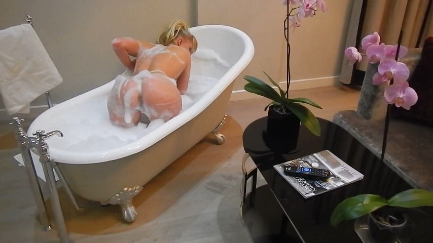 Pretty Blonde Teen Fucked in the Bath