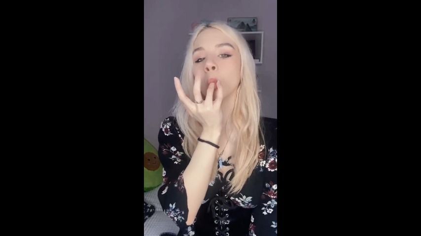 Cutie Mia suck her fingers