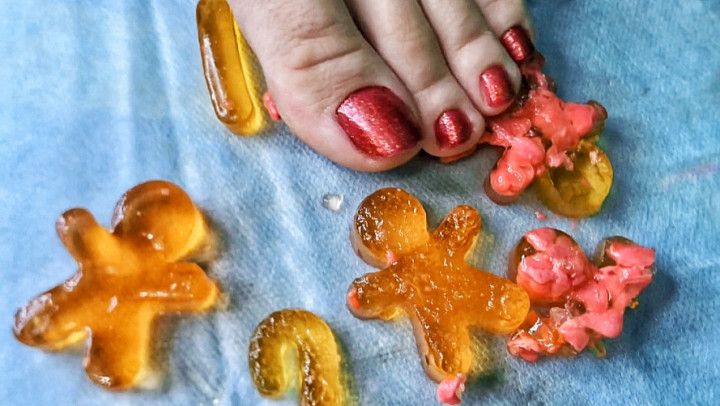 Crush jelly figures with your feet, hands, and buttocks