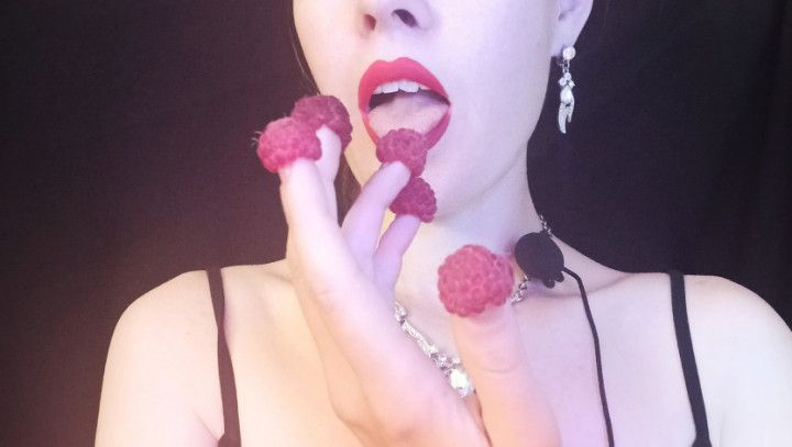 Raspberries on the fingers and on the tongue