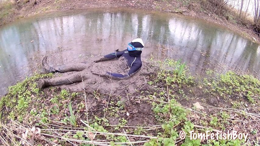 EQUESTRIAN OUTFIT MUD