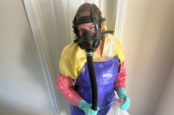 HAZMAT HOUSEWIFE CLEANS VACUUM