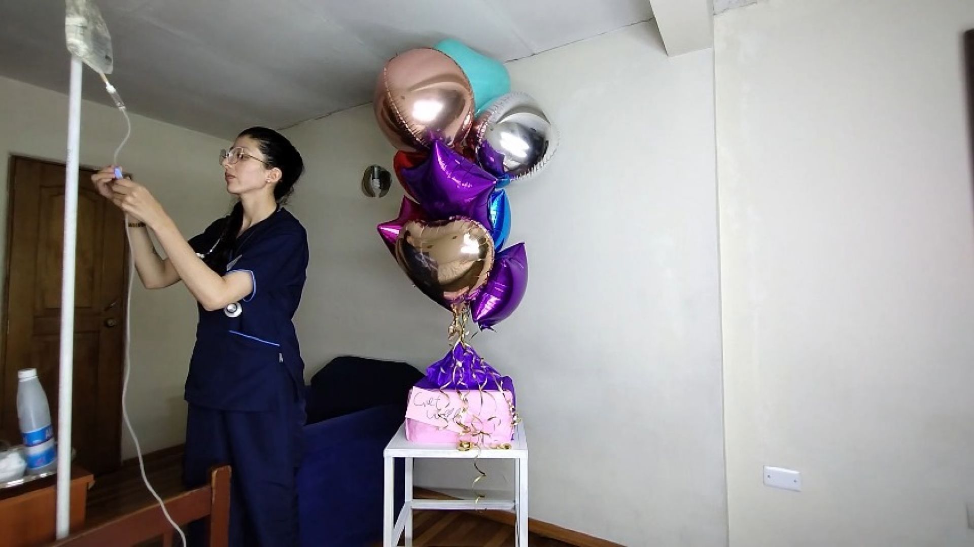 ROLEPLAY NURSE TAKES CARE OF HER PATIENT AND HER BALLOONS