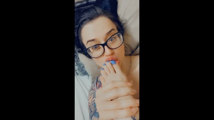 I love sucking my toes