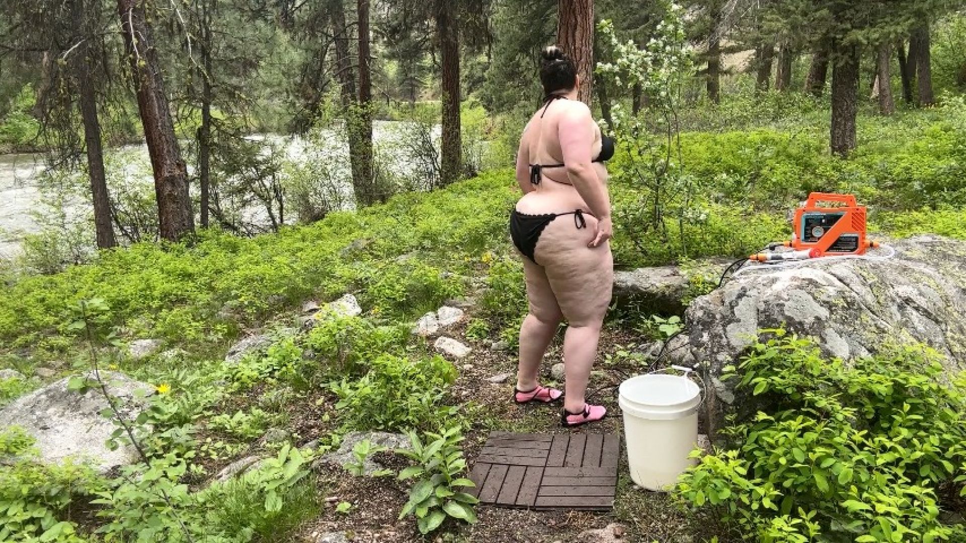 BBW first time peeing outdoors