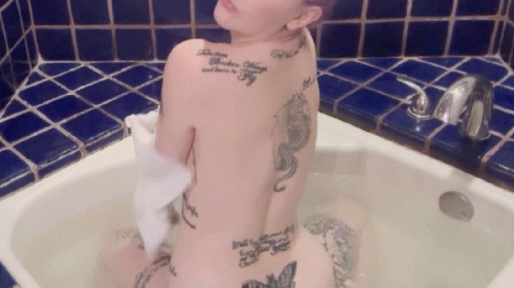 Dirty slut plays in the bath