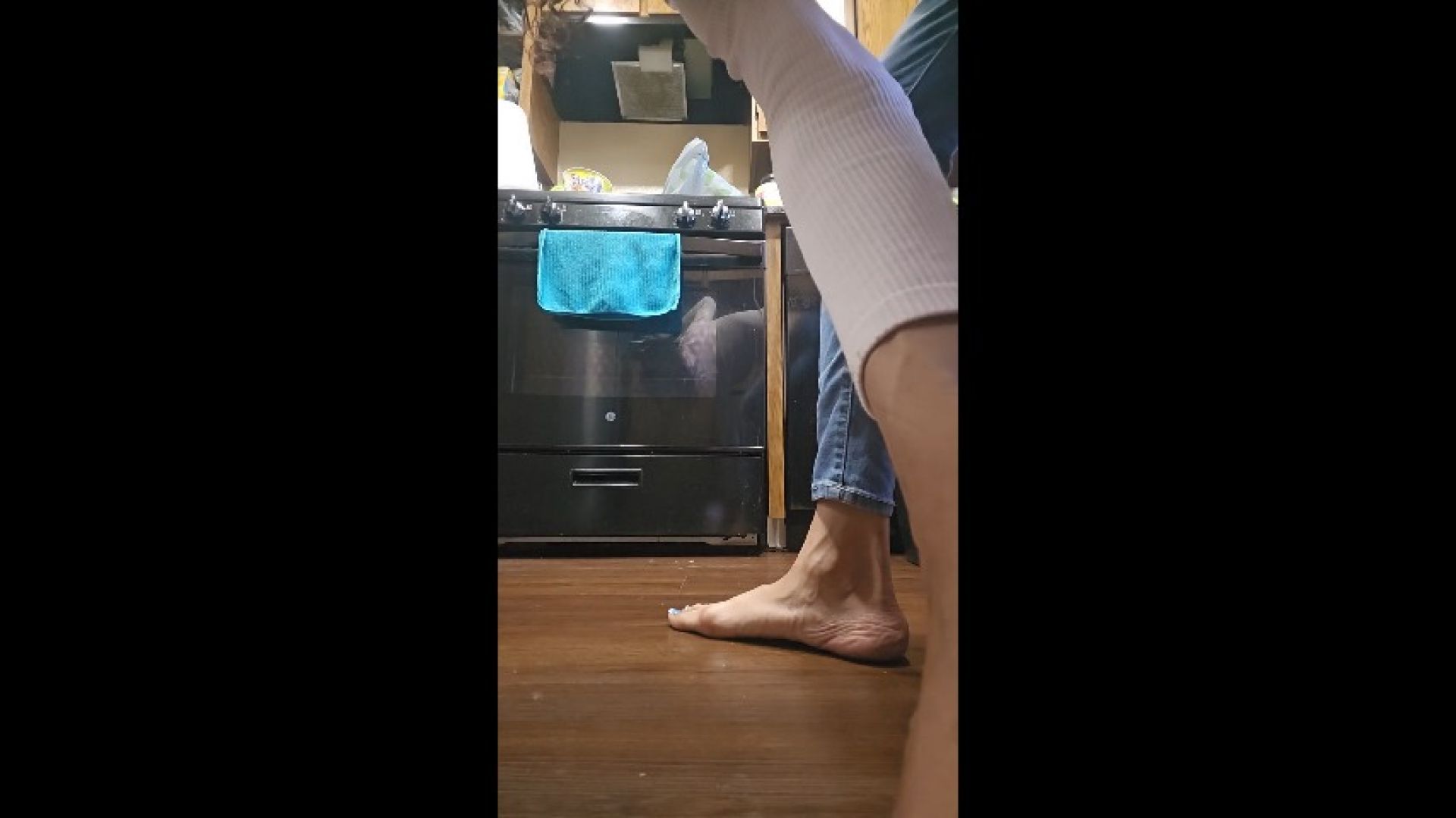 DIRTY FOOTED MILFTIVITIES:MAKING DINNER Y CHISMIANDO