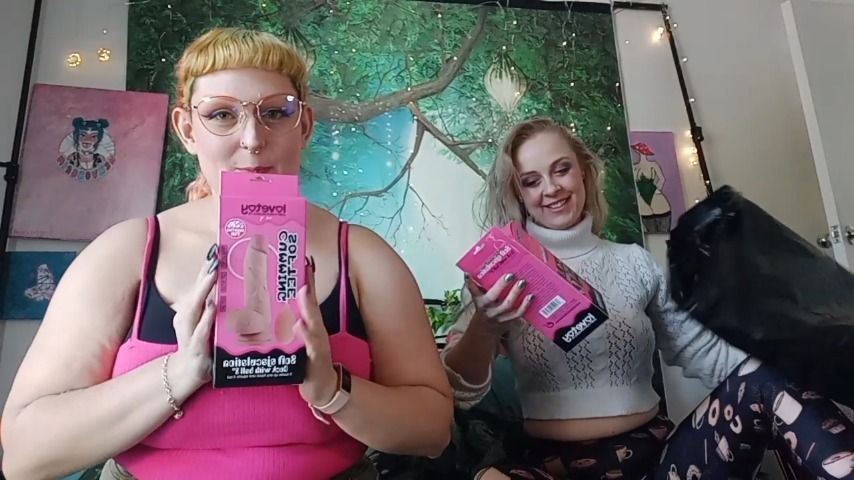 Dildo unboxing ft Michelle Hart