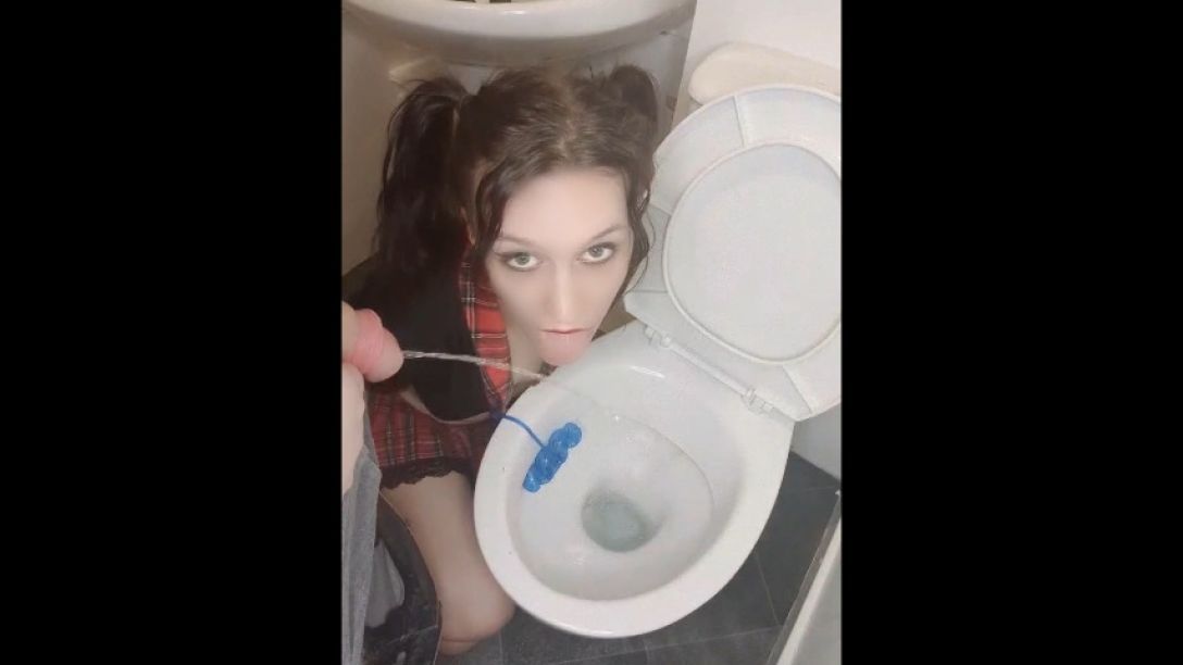 Trans girl takes pee in her mouth before fucking