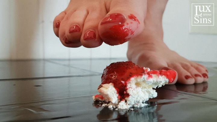 Strawberries &amp; Cream Foot Crush - Food Crushing w/ Lady Vyra