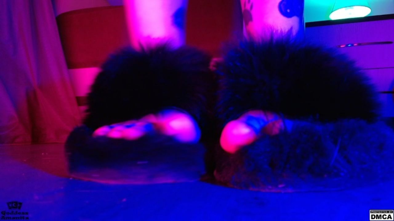 Mesmerizing Feet: Fur Sandals and Wiggling Toes