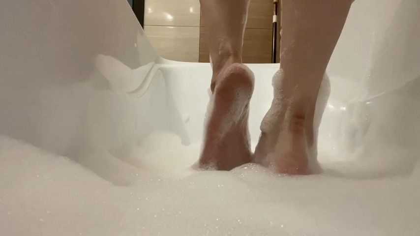 Hehe my feet hang out in my bath with a lot of foam