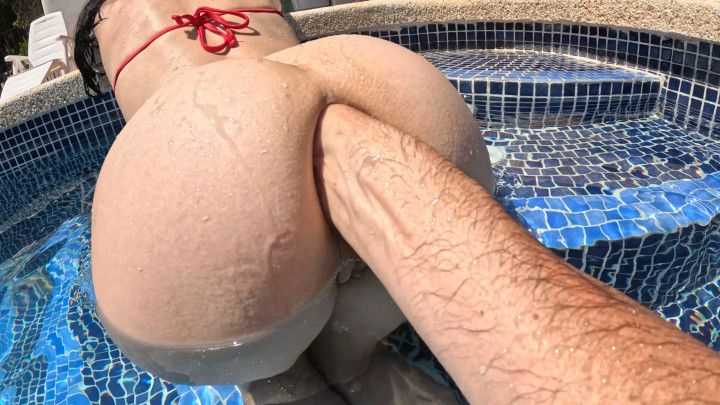 Fisting, fucking and sucking in a Spanish swimming pool