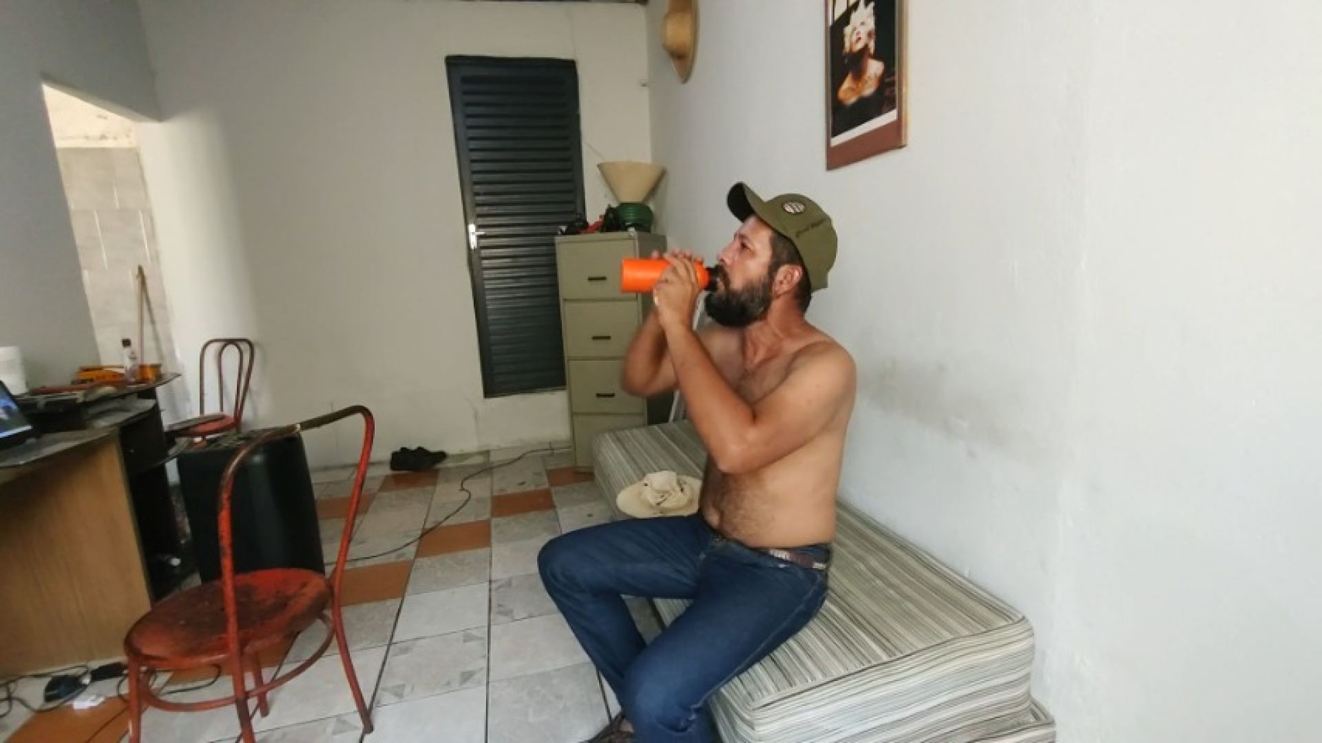 Redneck in Jeans Smoking