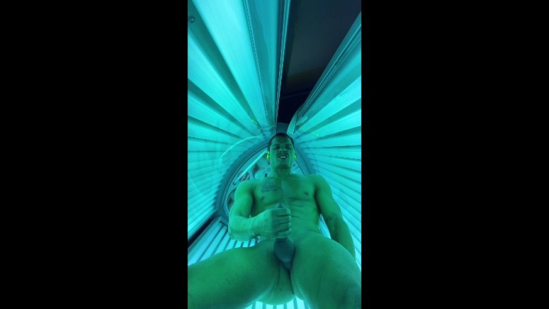 hot hunk jacks his monster cock in the tanning booth