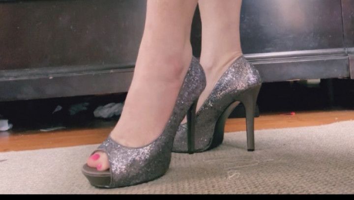 Sexy feet in peep toe heels