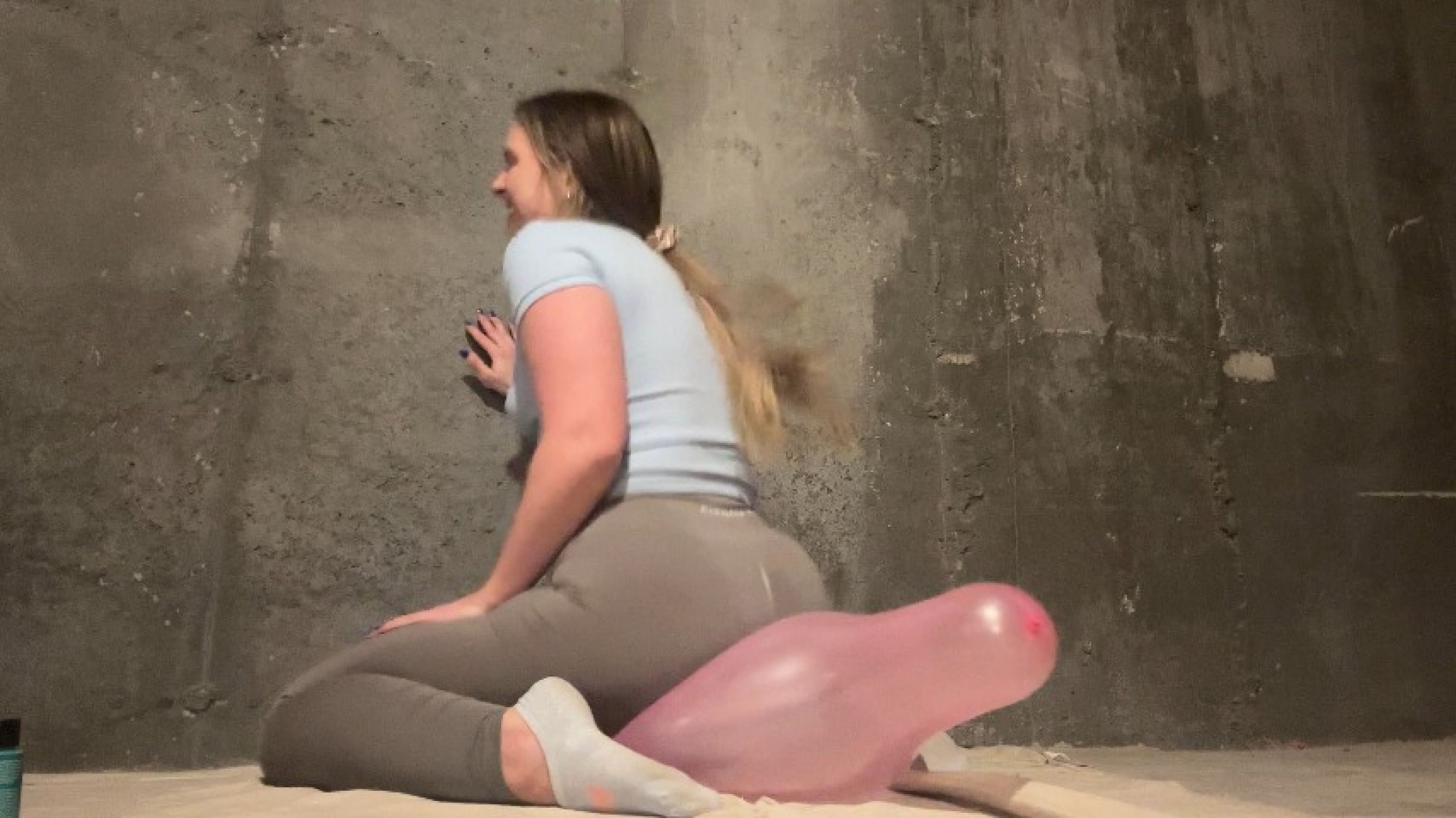 BALLOON SIT POPS in leggings