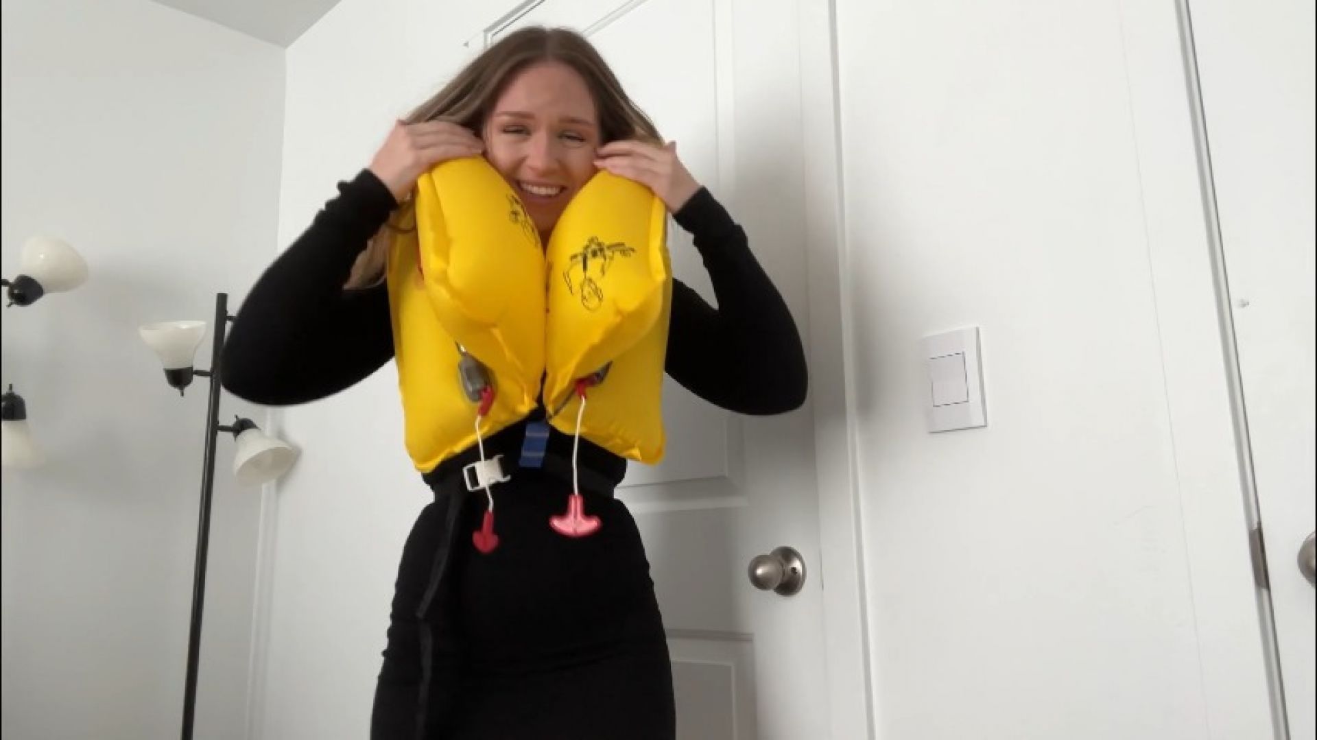 Inflating airplane life jacket CO2 inflate + mouth inflate