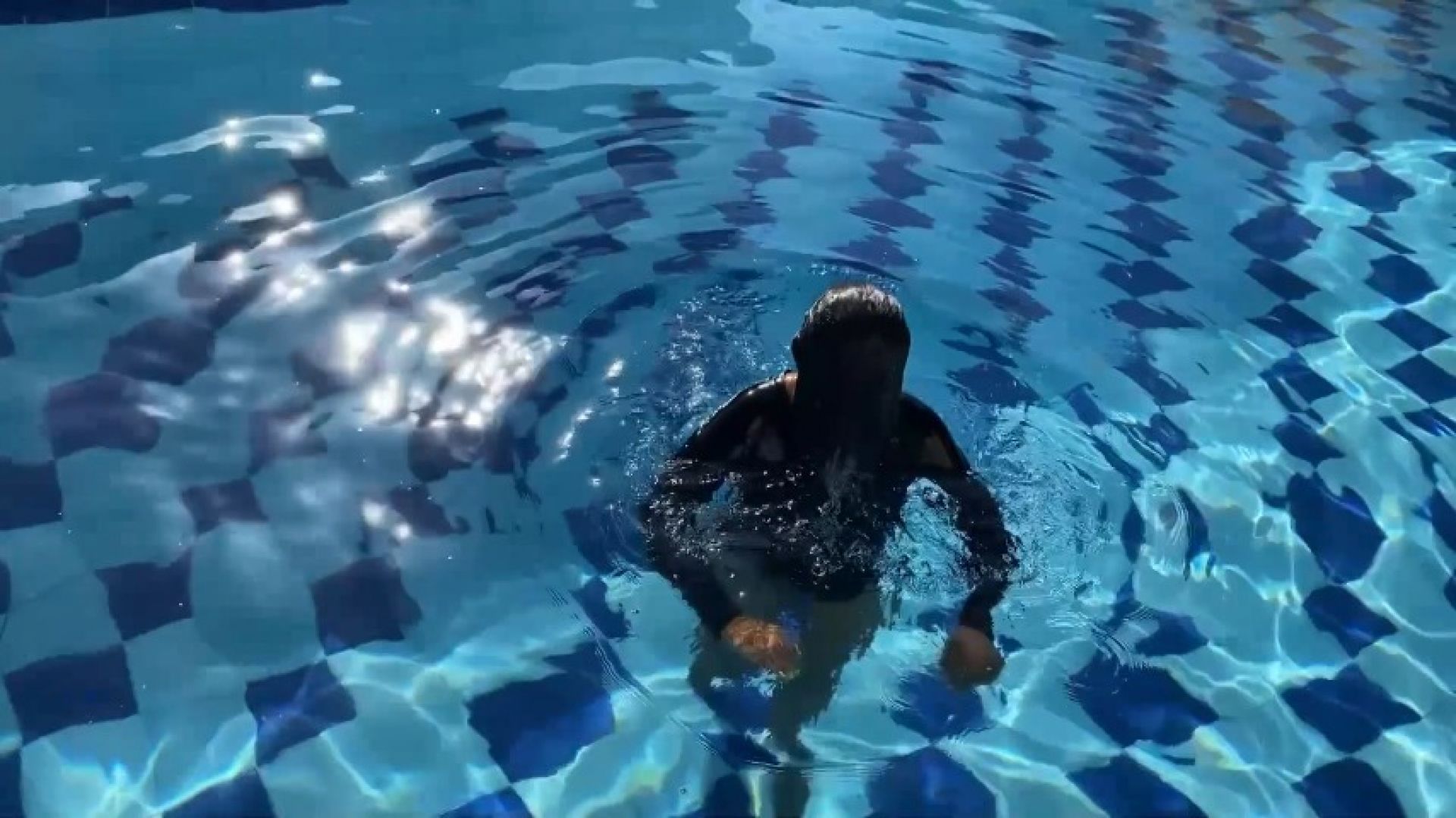 PLAYING WITH MY HAIR IN THE WATER