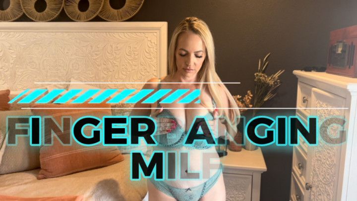 FINGER BANGING MILF