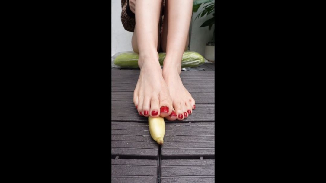 MY BEAUTIFUL FEET PLAY WITH BANANA