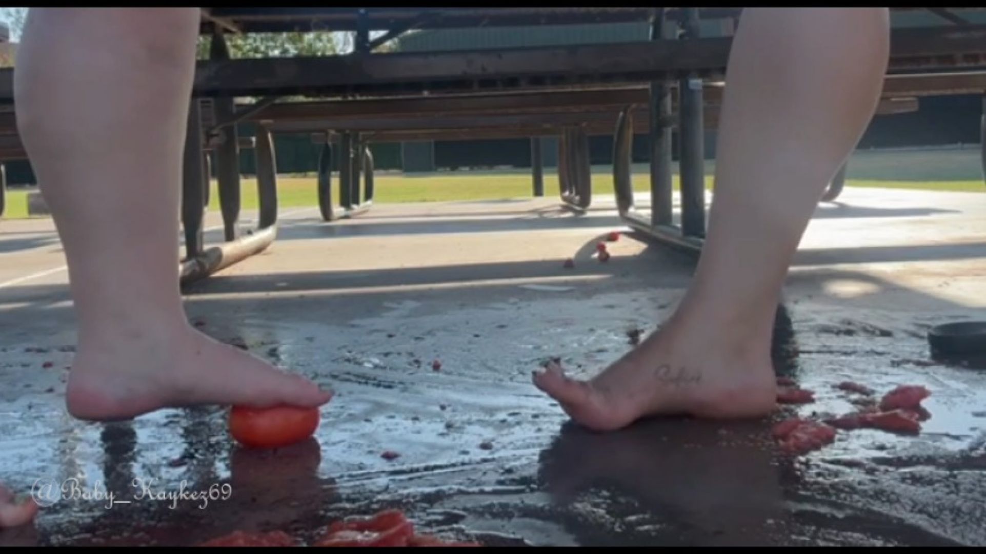 2 BBWs crushing Tomatoes with big wide feet