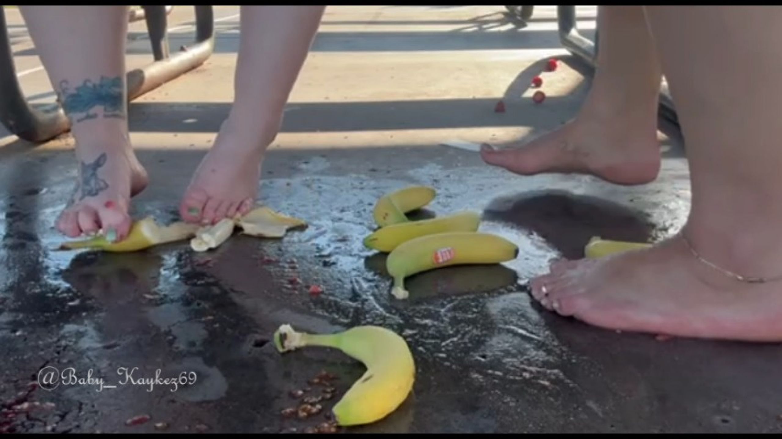 2 BBWs peel and smash bananas with wide feet