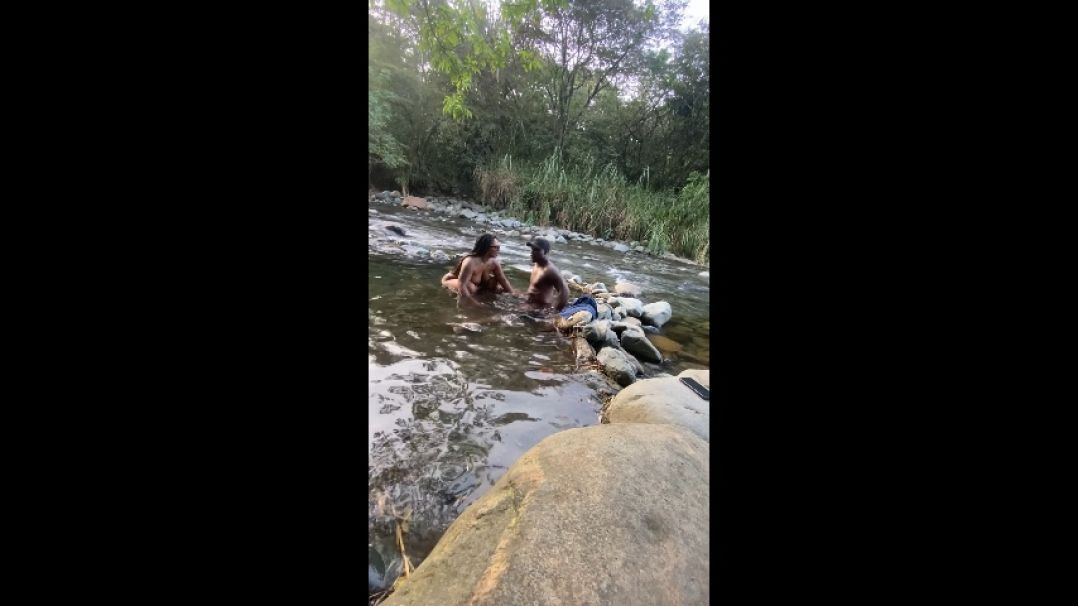 Pareja Teniendo sexo en el rio