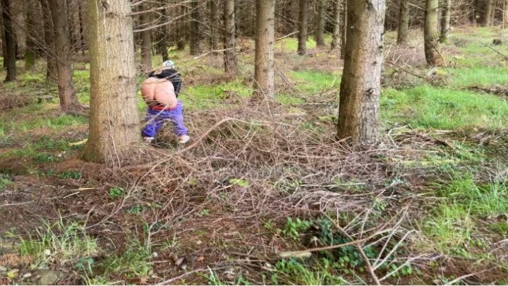 Caught peeing girl in the forest and watch