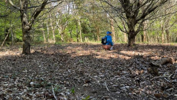 Spying on girl in the forest when she wanted to pee