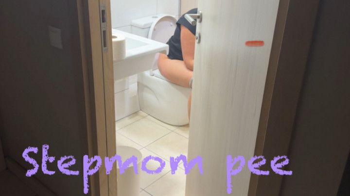 Stepson caught stepmom pee in the toilet