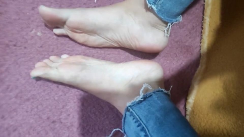 Pretty feet in jeans