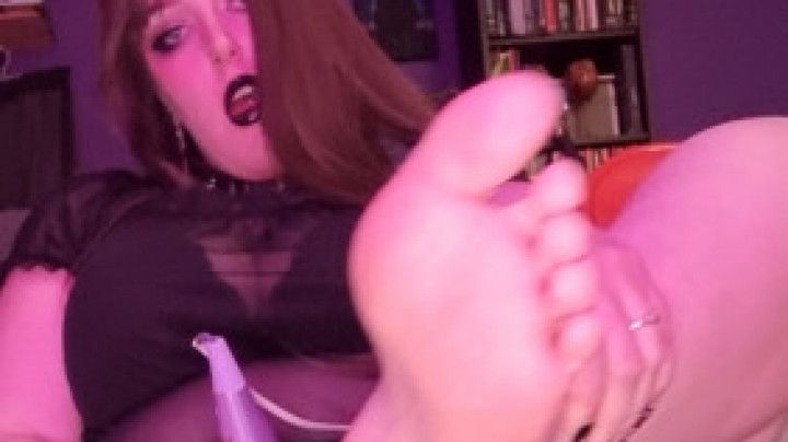 Feet in your face, vibe on my goth bbw clit