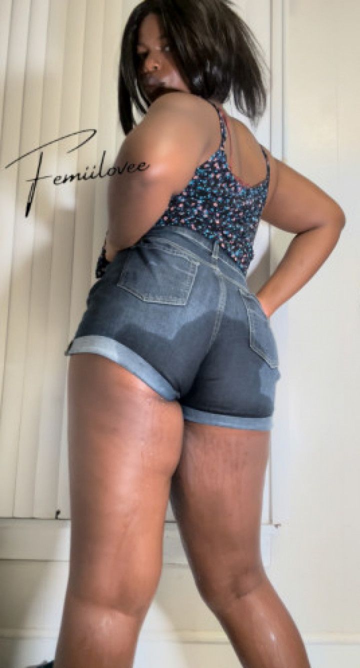 Ebony pisses her shorts