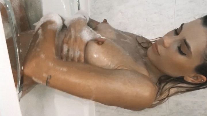 Take a sensual bath with Ada Lapiedra