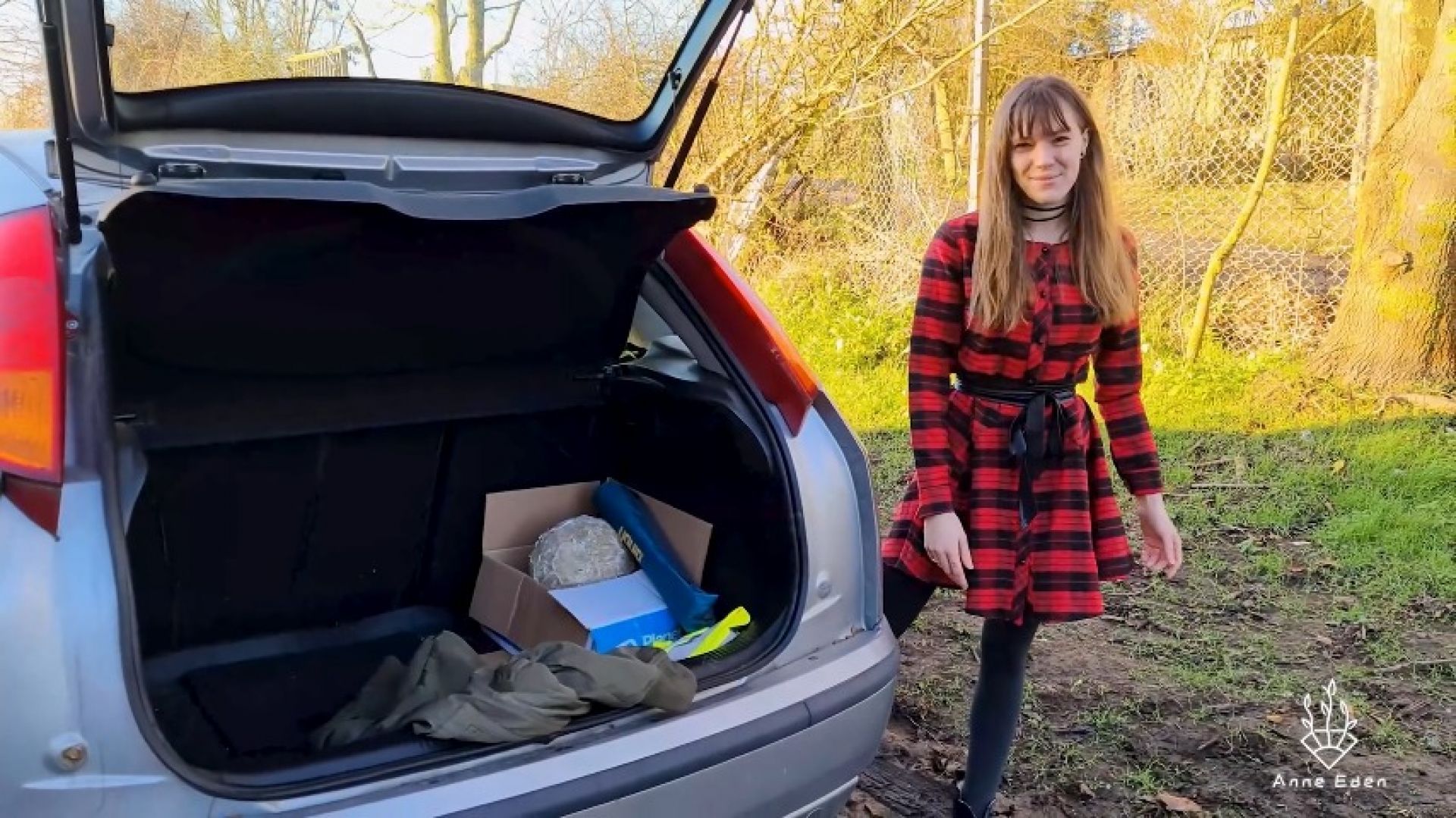 Dirty trunk sex in a stuck car