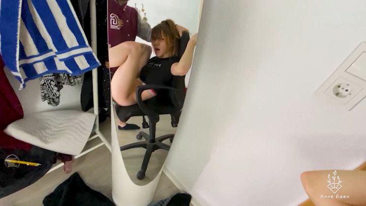 Satisfying Creampie Sex on the office chair