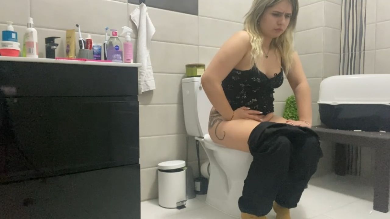 Farting desperation on toilet episode 1