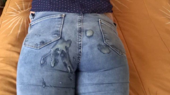 I raise my jeans to receive a big cumshot on my ass, intense