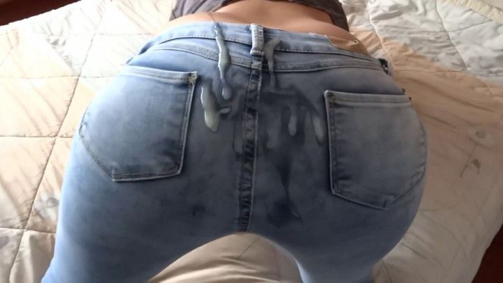 I raise my jeans to receive big cumshots on my ass, stepson